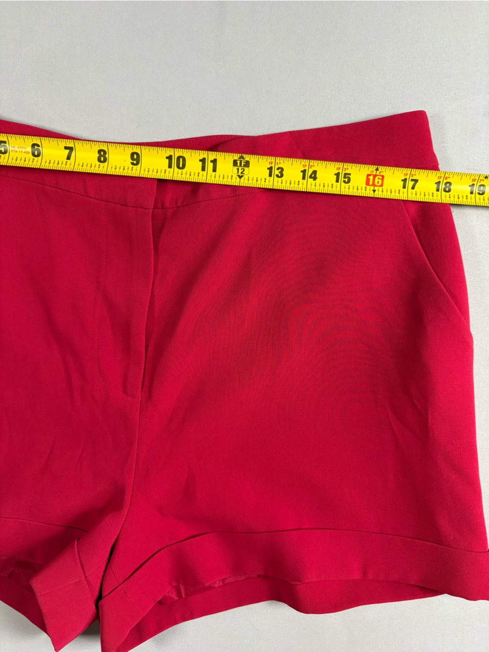 Cinq A Sept Women's Elaine Cuffed High Rise Crepe Shorts Cherry Red Size 12 - Picture 4 of 11